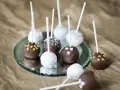 Läckra cakepops med choklad och vit glasyr, dekorerade med stjärnor och snöflingor. Ett enkelt cakepops recept att prova!
