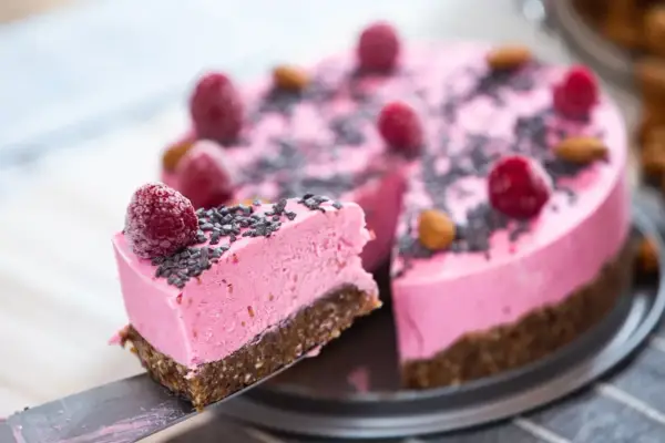 Rosa tårta med hallon och mandlar, perfekt för ett glasståg med barn.