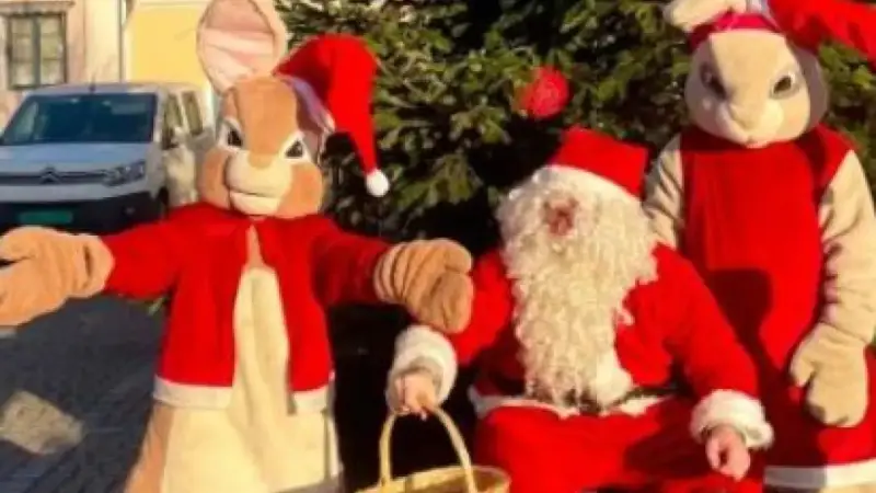 Tomten och två påskharen-liknande figurer i tomtedräkter. En julrebus med svar?
